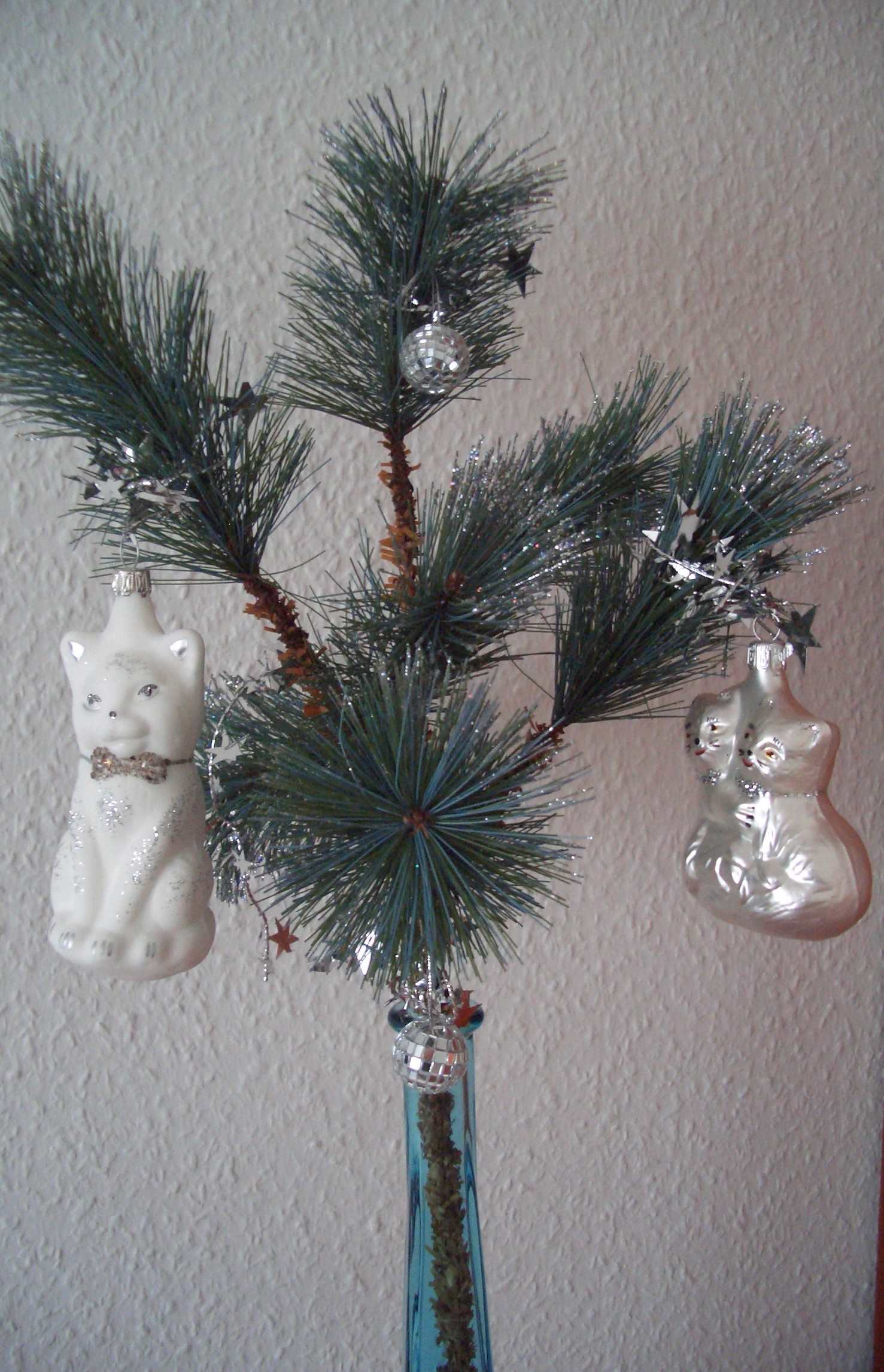 Tannenzweig mit Katzenkugeln